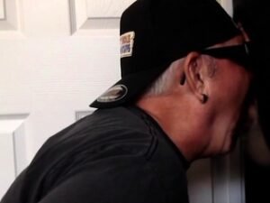 Cockhungry man giving head in gloryhole